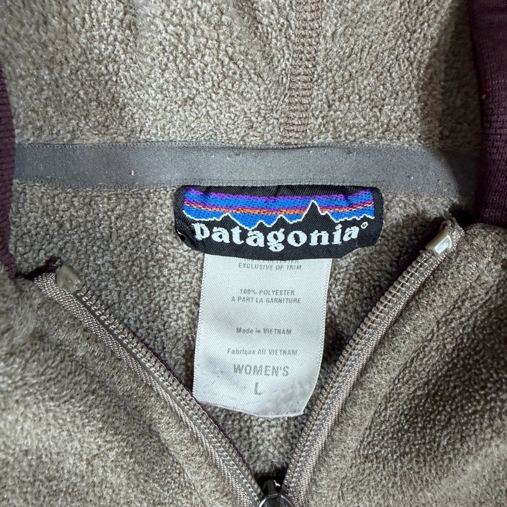 Patagonia Women’s Large Taupe Fleece Jacket with Maroon Trim - Picture 3 of 8